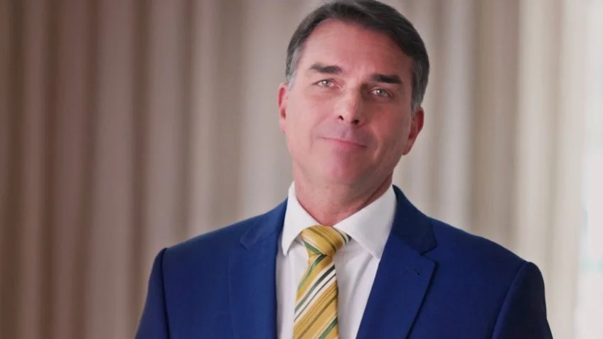 Flávio Bolsonaro defende democracia e critica Lula e Moraes